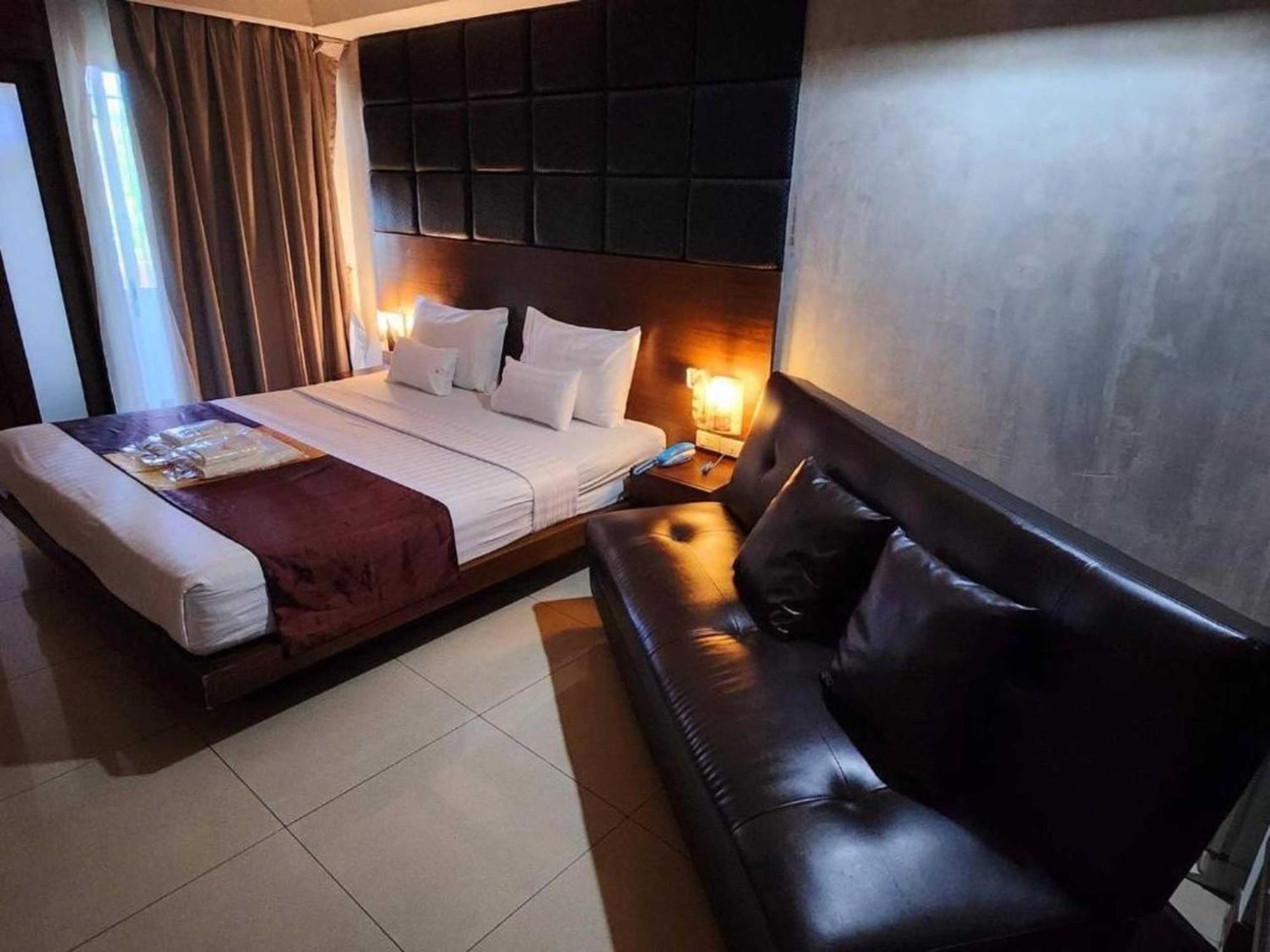 Collection O The Bangkok Cha Cha Suite Exteriör bild